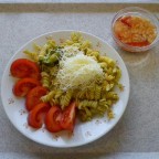 Barevný těstovinový salát