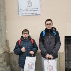 Foto z alba u článku