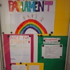 Foto z alba u článku