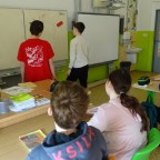 Foto z alba u článku